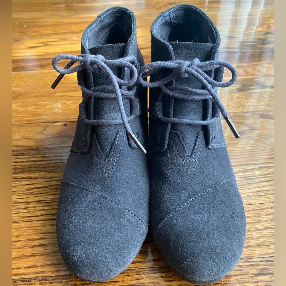 Size 9.5, Grey, Sued Leather, Toms Booties